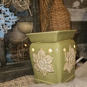 Scentsy Daphne Warmer EUC in Box with New 20 watt Bulb Green 3D Flower